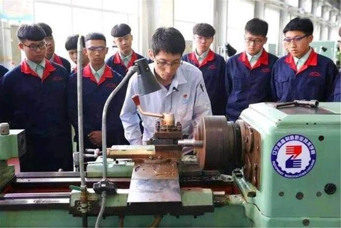 一群人站在桌子上中度可信度描述已自动生成