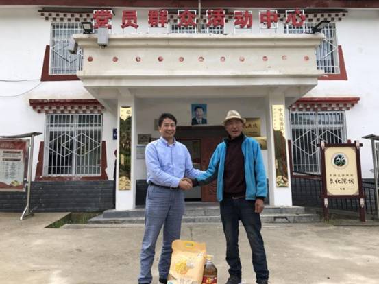 慰问那坡村贫困户