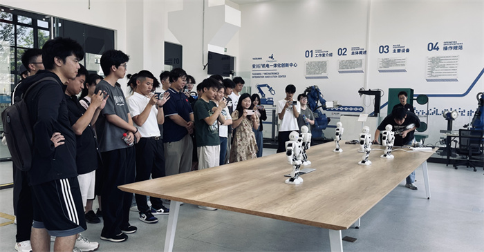 宣讲团成员参观成都机器人创新中心。主办方供图