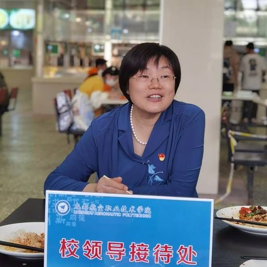 小红书记与学生亲切交流_副本