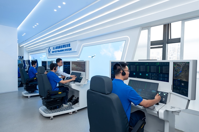 无人机应用技术专业学生学习地面指挥控制系统操作。受访者供图