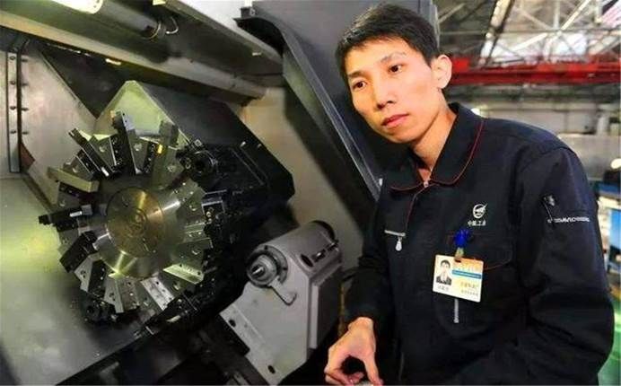 人站在飞机前低可信度描述已自动生成