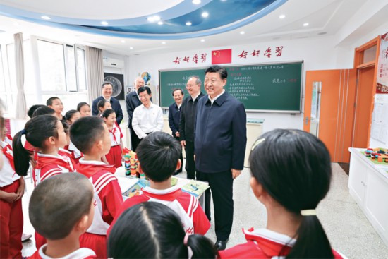 2023年5月31日上午,中共中央总书记、国家主席、中央军委主席习近平来到北京育英学校看望慰问师生,向全国广大少年儿童祝贺“六一”国际儿童节快乐。这是习近平在科学教室同小学生们亲切交流。 新华社记者 王晔/摄