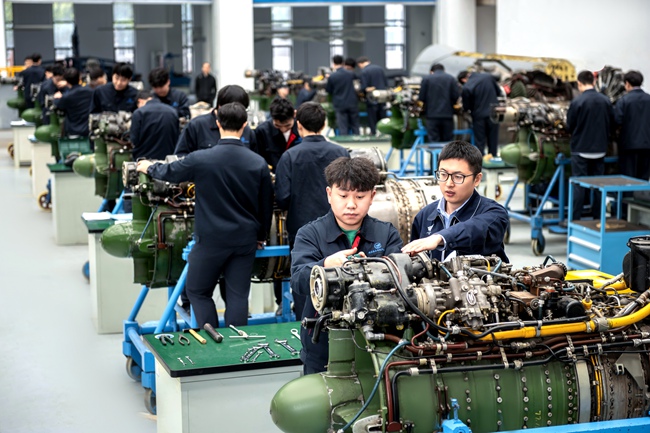 航空发动机装配调试技术专业学生发动机传总装实训。受访者供图