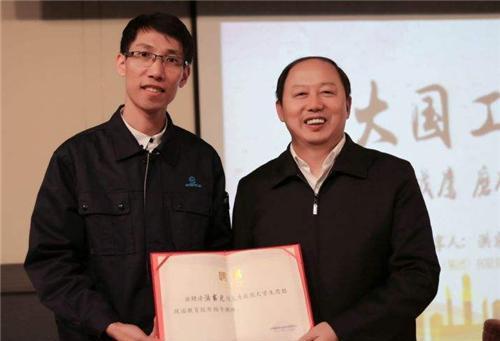 穿黑色衣服的人站在一起低可信度描述已自动生成