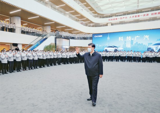 2023年4月10日至13日,中共中央总书记、国家主席、中央军委主席习近平在广东考察。这是12日下午,习近平在广汽研究院向职工们挥手致意。 新华社记者 鞠鹏/摄
