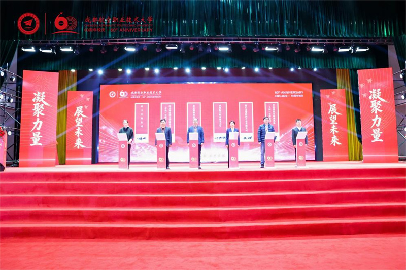 推动学校高质量发展重大合作项目签约仪式。主办方供图