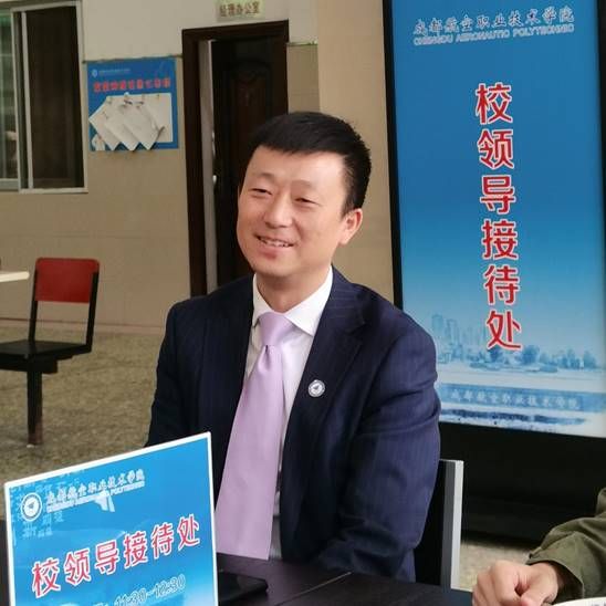 熊校与学生亲切交流_副本