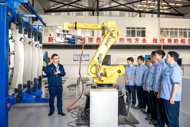 飞行器数字化制造技术专业学生进行飞机壁板自动钻铆学习。受访者供图